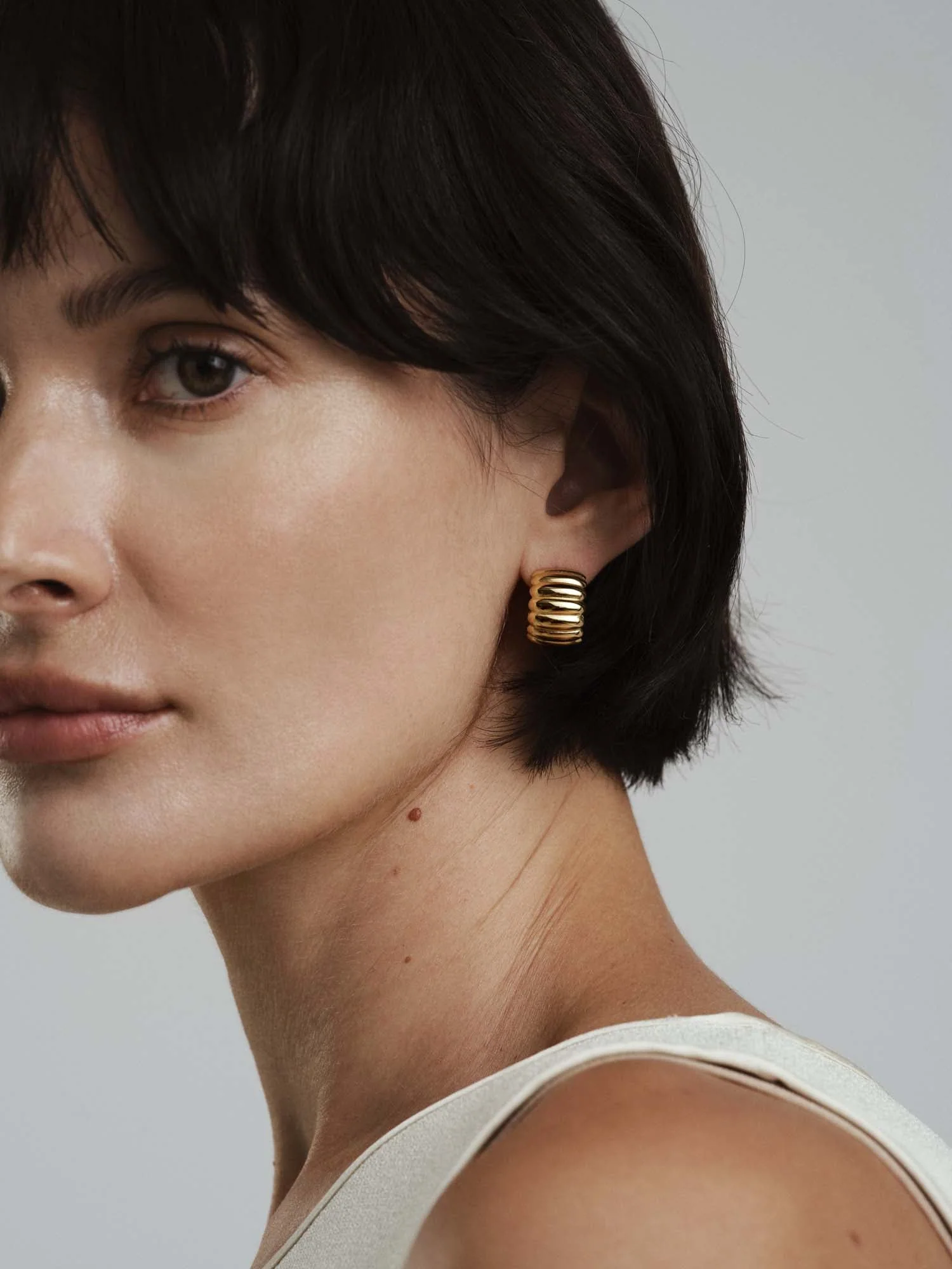 Chic Ribbed Earrings - Image 3