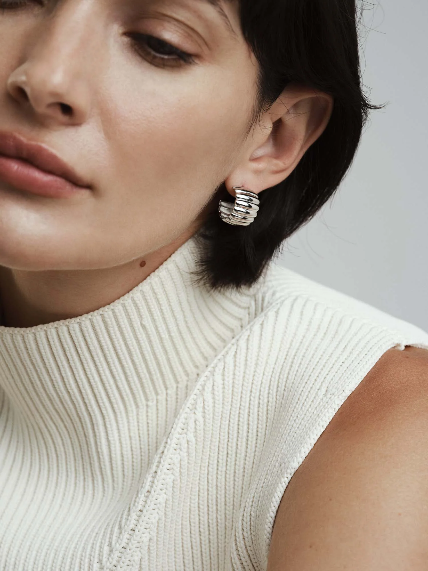 Chic Ribbed Earrings - Image 3