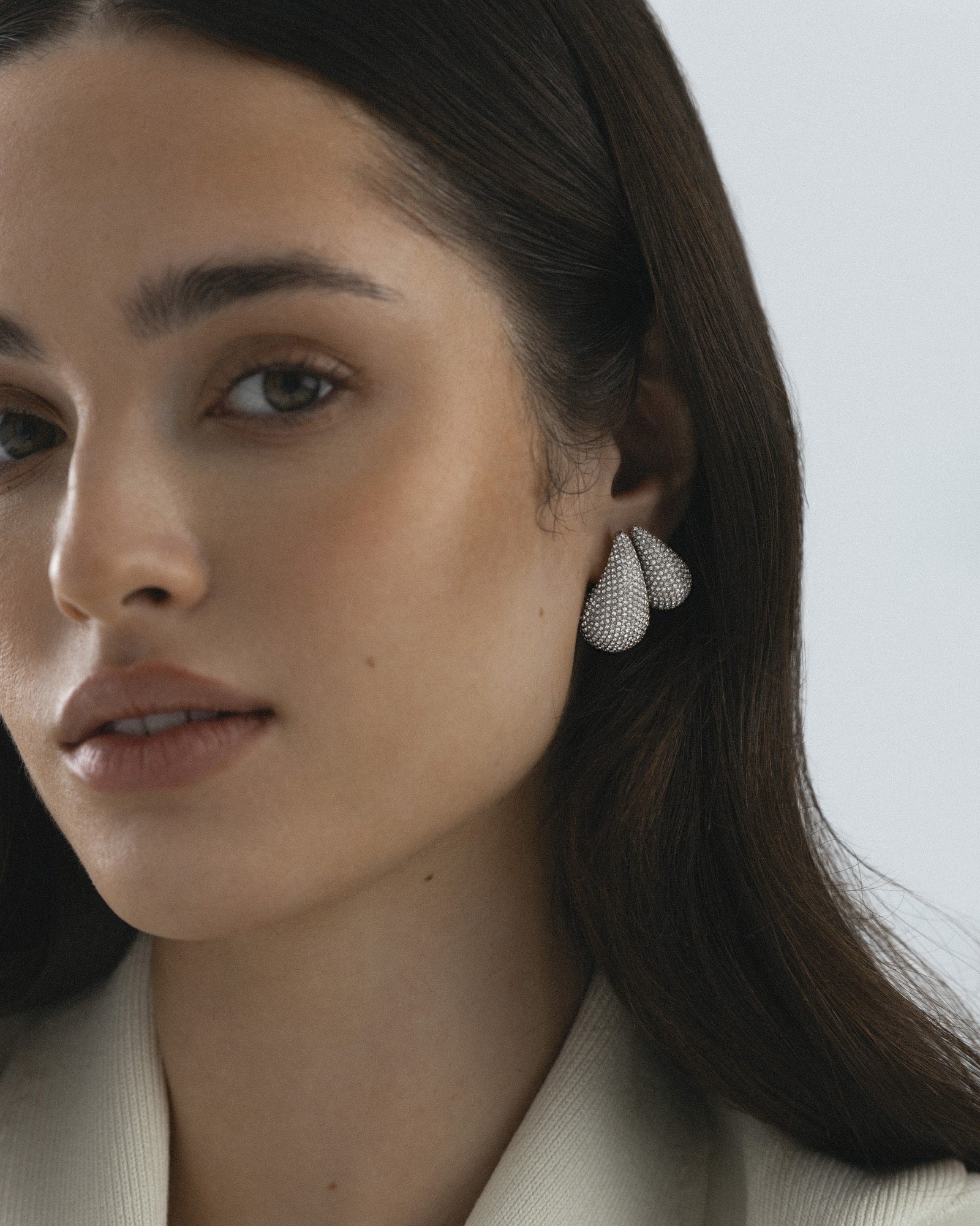 Pavé daring small silver earring - Image 6